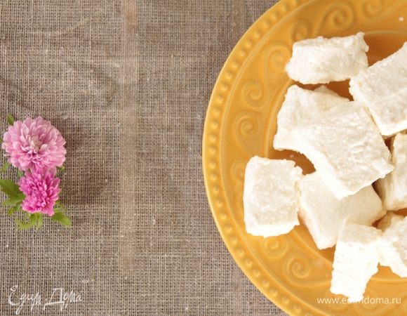 Когда наш зефир будет готов, нарезаем его на кубики и посыпаем пудрой. Угощаем тех, кто оказался рядом. Приятного вам аппетита!