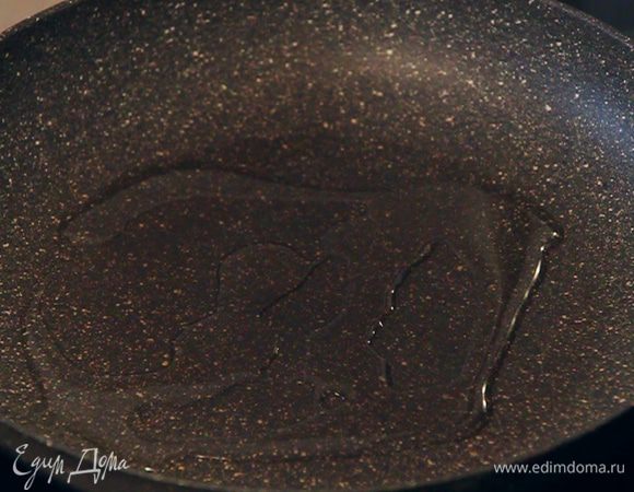 На другой конфорке ставим на разогрев сковороду с растительным маслом.