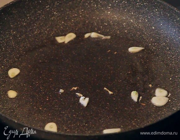 Обжариваем в сковороде мелко нарезанный чеснок.