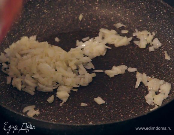 На этом же масле в сковороде обжариваем мелко нарезанный лук на среднем уровне подогрева плиты.