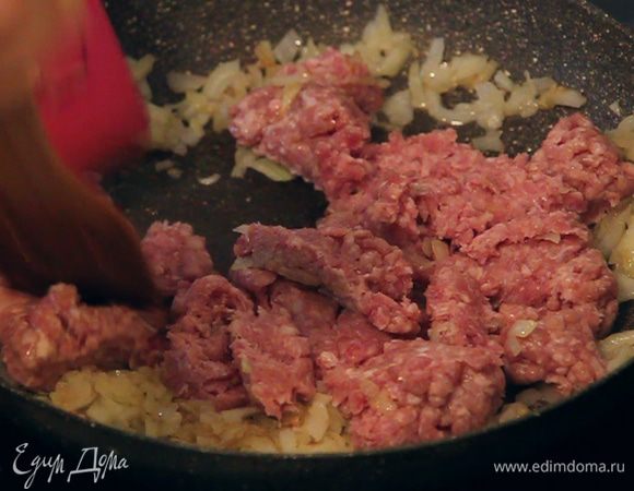 Когда лук станет немного золотистого цвета, добавляем фарш и все хорошо перемешиваем. Можно добавить немного растительного масла. Накрываем крышкой на несколько минут.