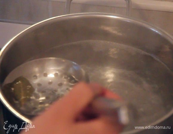 Когда вода в кастрюле закипела, вынимаем из воды лавровый лист и горошины перца.