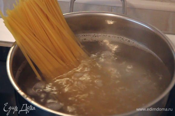 Ставим спагетти в кастрюлю, пока не размягчится нижняя их часть. Далее ложкой приминаем остальную часть до полного погружения спагетти в воду. Больше крышкой кастрюлю не накрываем. Варим спагетти по указанному на упаковке времени до готовности. При этом вода в кастрюле должна кипеть.
