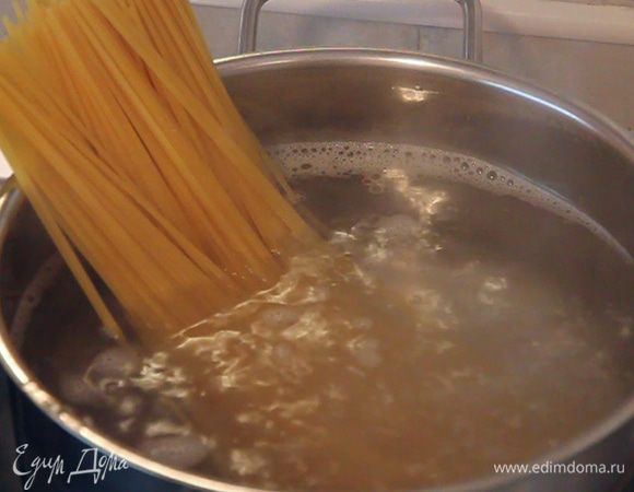 Ставим спагетти в кастрюлю, пока не размягчится нижняя их часть. Далее ложкой приминаем остальную часть до полного погружения спагетти в воду. Больше крышкой кастрюлю не накрываем. Варим спагетти по указанному на упаковке времени до готовности. При этом вода в кастрюле должна кипеть.