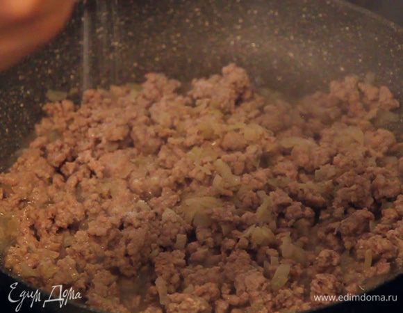 Когда мясо в сковороде приобретет светлый оттенок, нужно его посолить и поперчить по вкусу.