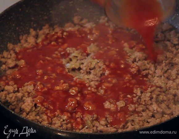 Через несколько минут добавляем в мясо один стакан томатного сока. Обратите внимание, у вас томатный сок с солью либо без. Я использую без соли или измельчаю два свежих помидора на блендере. Периодически пробуйте соус на вкус. Все хорошо перемешивайте.