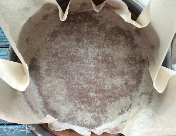 Достаньте форму с тестом из холодильника, накройте бумагой для выпечке и насыпьте сухой рис или керамические бобы. Выпекайте 15 минут, затем уберите бумагу с грузом и выпекайте тесто еще 5 минут, чтобы оно пропеклось почти до готовности. 