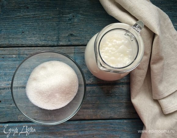 Приготовьте начинку. Поставьте сотейник со сливками и сахаром на средний огонь и доведите до кипения. 