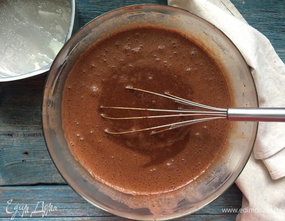 Сложите в миску шоколад, залейте горячими сливками и тщательно перемешайте, пока шоколад полностью не раствориться и масса станет однородной. 