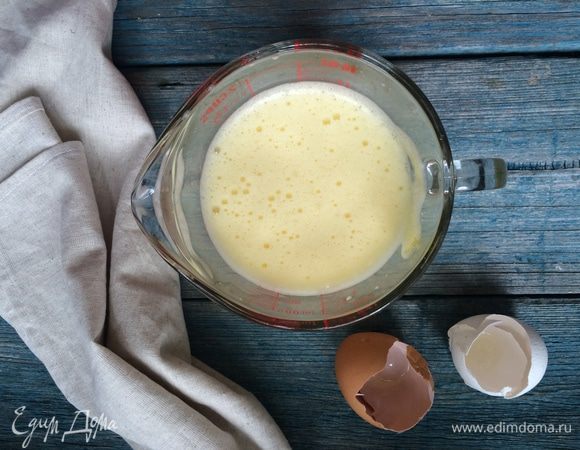 Яйца взбейте.