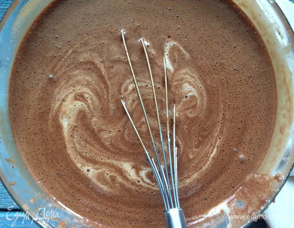 Вмешайте в шоколадную массу.