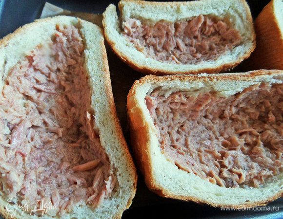 Размять рыбу по дну горбушки.