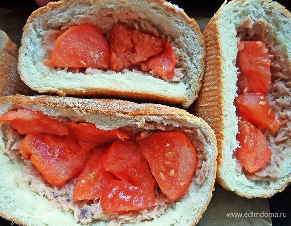 Сверху кусочки помидора без кожицы.