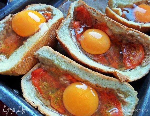 Вбить по одному яйцу в каждую порцию.