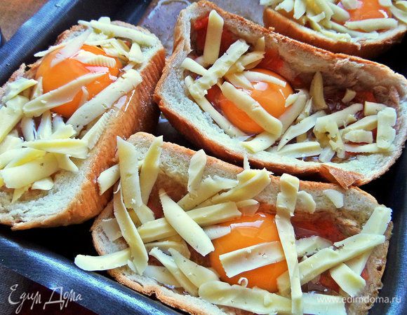 Насыпать сыр по ложке в порцию.