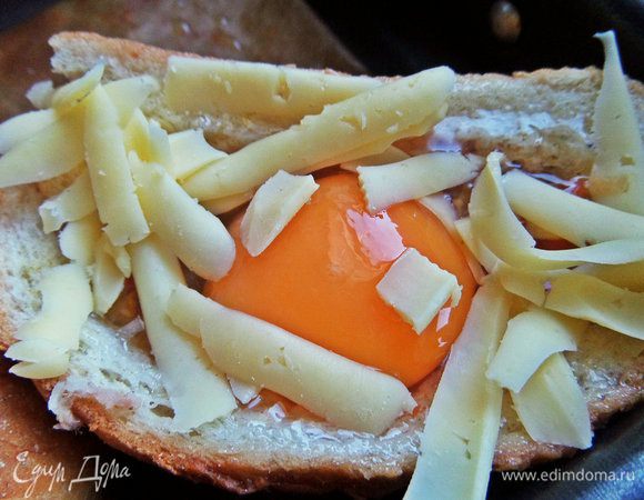 Стараемся сыром не попасть на желток, так будет аппетитнее.