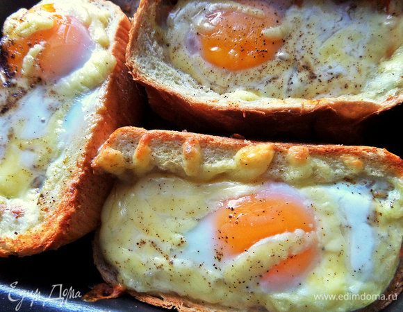 Запекать 20 минут при 180°С, смотрите, какой золотистости хлеб Вам нравится. Желток может оставаться не совсем тугой.