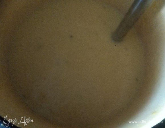 Добавляем горячее молоко и еще раз делаем пюре. Ставим на огонь и доводим до кипения и выключаем.