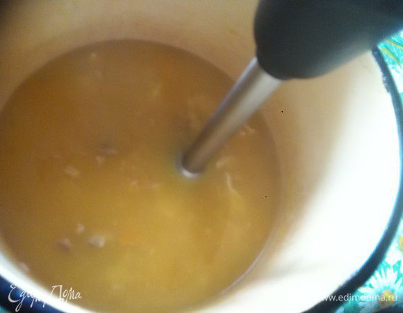 Когда тыква и курица готовы, с помощью блендера делаем пюре. 