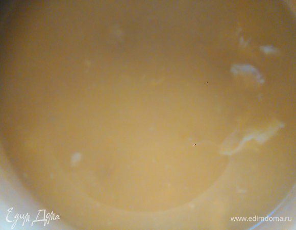 Отвариваем курицу, в  бульон кладем тыкву и картофель. Варим пока тыква не станем мягкой. Соль по вкусу.