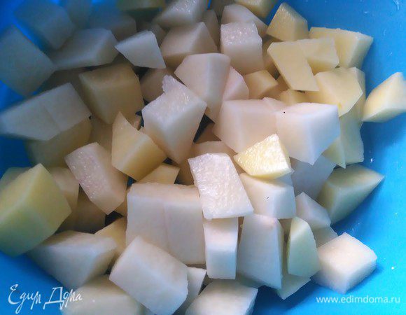 Чистим, моем картофель и нарезаем кусочками.