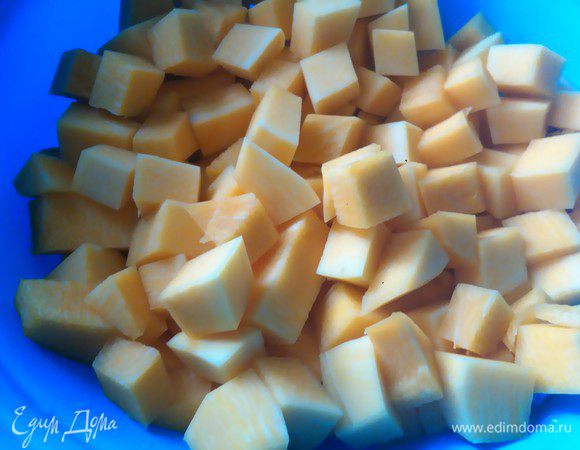 Чистим тыкву и нарезаем кусочками.