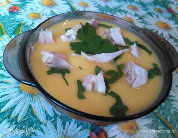 Отварную курицу нарезаем на кусочки и добавляем в суп, посыпаем зеленью. Суп получается очень нежным и вкусным. 