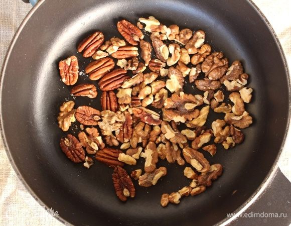 Прежде всего, предлагаю обжарить на сухой сковороде наши орехи и оставить остывать. Но, обжарим мы их с солью, это будет очень здорово и выигрышно подчеркивать вкус нашего сладкого бисквита!