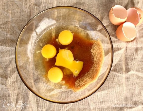 С ореховым «секретиком» мы разобрались, теперь пора и за бисквит браться. Смешаем яйца с сахаром и хорошо взобьем до белизны и увеличения в объеме.