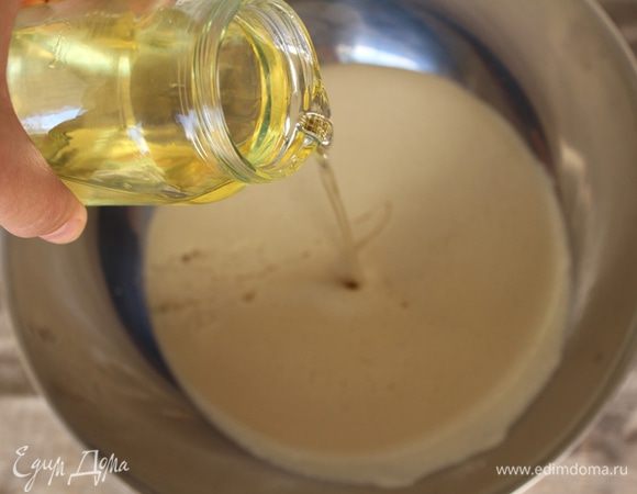 Теперь добавим все количество масла и перемешаем.