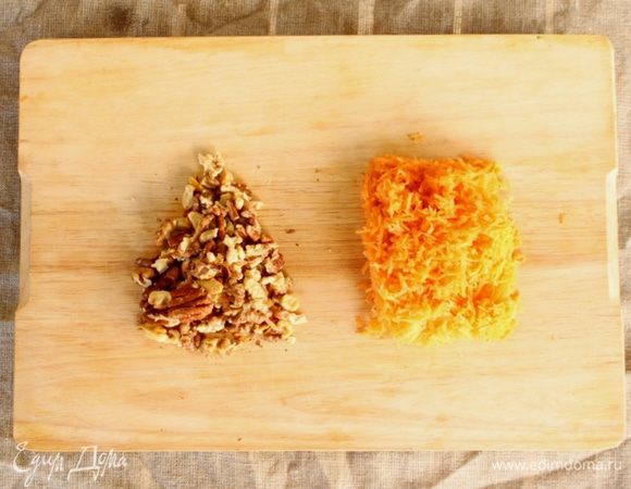 Подготовим морковь, натрем на мелкой терке и орехи, измельчить любым известным вам способом.