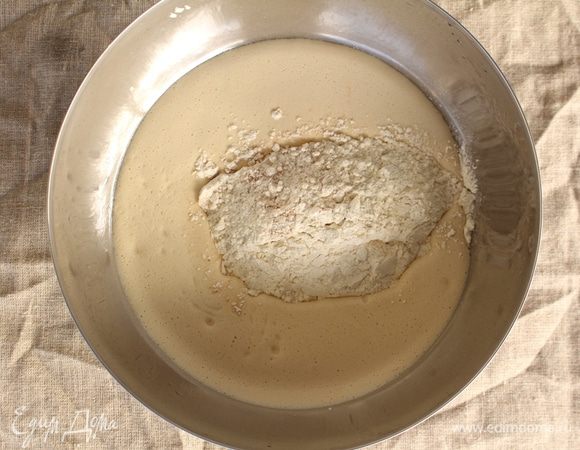 Соединяем взбитые с сахаром яйца с мукой и хорошо перемешаем.