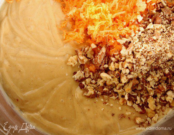 В полученную массу добавим орехи и морковь. Перемешиваем хорошо.