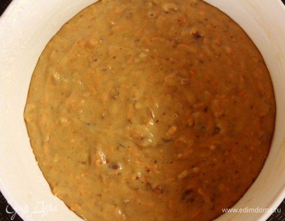 Духовка наша должна быть разогрета до 180°С. Если вы будете выпекать одним коржом, время выпекания будет от 40 минут. Определяем готовность просто — сухая зубочистка и румяная корочка. Я буду выпекать каждый корж отдельно, разделив тесто на 3 части. Диаметр формы 21 см. Время выпекания 22 минуты. Совет: смазываем форму сливочным маслом (тонким слоем), бросаете немного муки и трясем. Вся форма изнутри покроется мучной пылью. Излишки вытряхните. Этот прием называют «французская рубашка» — коржи сами выходят из формы после выпекания.