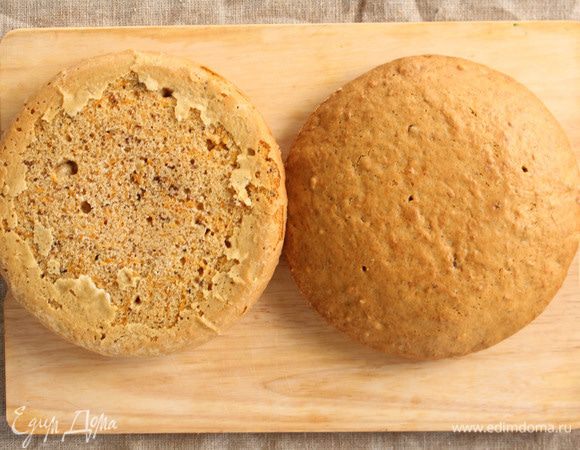 Вот такие коржи у меня получились. Обратите внимание на пористую структуру. Жаль, невозможно передать ореховый аромат.