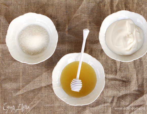 Предлагаю смешать сметану с сахаром и медом, так мы получим сложное и необычное сочетание вкусовых оттенков.