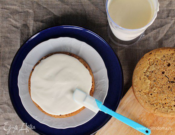 Коржи остыли, крем готов. Пора собирать наш торт! Промазываем обильно каждый корж и украшаем по вкусу.