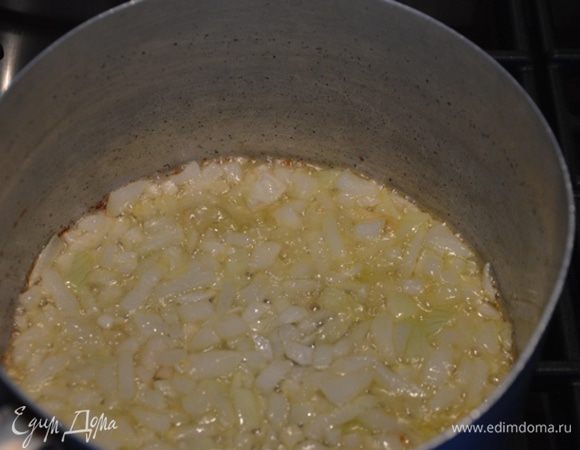 Все овощи режем произвольно. В кастрюле растопить масло и добавляем подсолнечное, и на маленьком огне обжариваем лук и чеснок до прозрачного состояния.