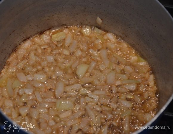 Затем добавляем имбирь и мускатный орех и обжариваем еще пару минут.