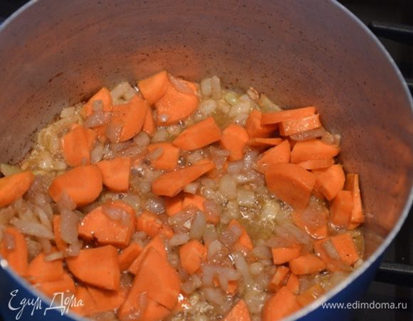 Добавляем морковь, 1 минуту обжариваем на сильном огне, вливаем около 80 мл  воды, доводим до кипения и тушим на маленьком огне при закрытой крышке минут 10.