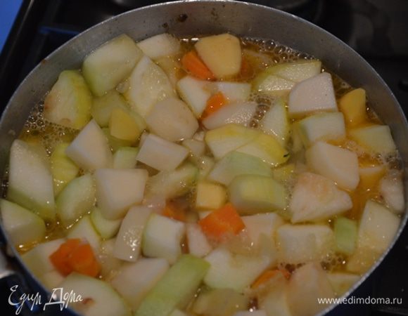 Кладем кабачок, картофель обжариваем пару минут добавляем яблоко и обжариваем еще пару минут. Заливаем кипятком так, чтобы вода еле покрывала овощи. Тушим 30 минут.