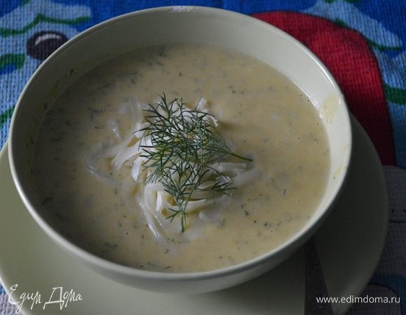 Взбиваем блендером. Добавляем творожный сыр, солим перчим. Я еще добавила укропа для красоты. Доводим до кипения, но не кипятим. Все, блюдо готово. Я его подавала с тертым сыром. Приятного аппетита.