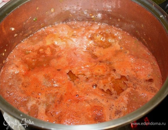 Добавить соль, сахар и растительное масло. Нагреть до кипения, добавить уксус, довести до кипения.