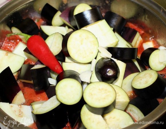 Баклажаны нарезать толстыми кружочками или полукольцами и поместить в кипящий маринад. Положить острый перчик целиком