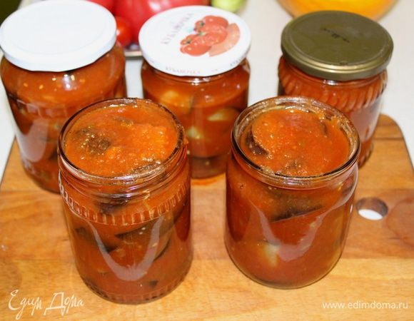 Разложить баклажаны с соусом в стерилизованные горячие баночки и закатать.