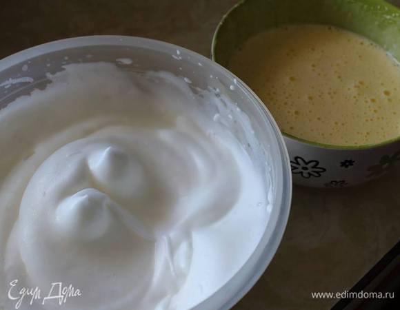 Яйца разделить на желтки и белки. Желтки взбить с половиной сахара в пену, белки со второй половиной до устойчивых пиков. Аккуратно лопаткой смешать.