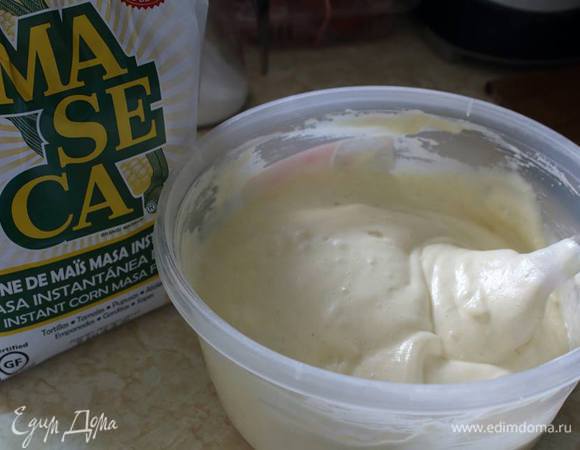 Добавить кукурузную муку и разрыхлитель. Размешивать заворачивающими движениями, чтоб сохранить объем взбитых белков.