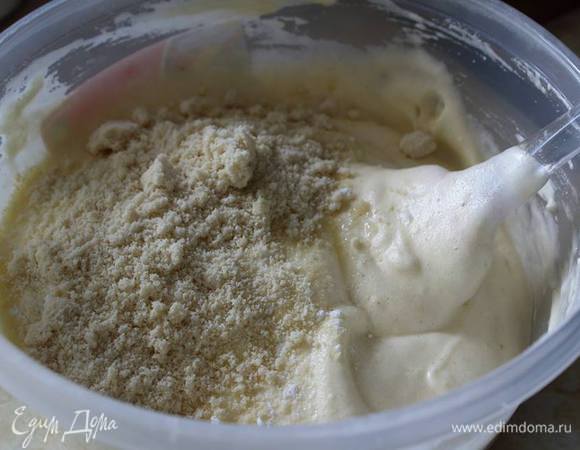 Вмешать миндальную муку и эсенцию.
