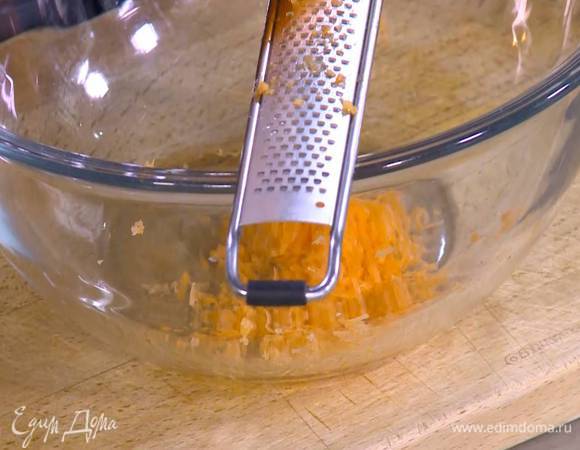 Морковь почистить и натереть на мелкой терке.