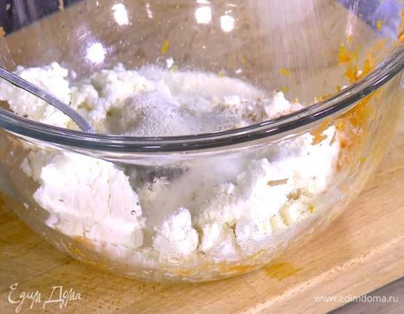 Творог соединить с морковью, апельсиновым и лимонным соком, добавить цедру, манную крупу, муку, яйцо, сахар и соль, перемешать все в однородную массу.